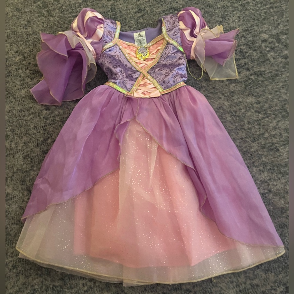 Disney Parks Rapunzel Princess Costume Size 4T
Great condition.